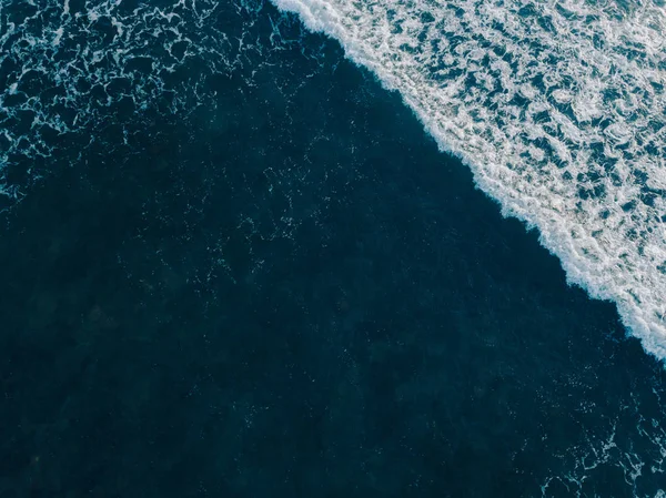 鸟美丽的海浪从无人机 储存蓝色海水 海面的图像图片 在绿松石波的顶部视图 清晰的水面纹理 顶视图 令人惊叹的自然背景 — 图库照片