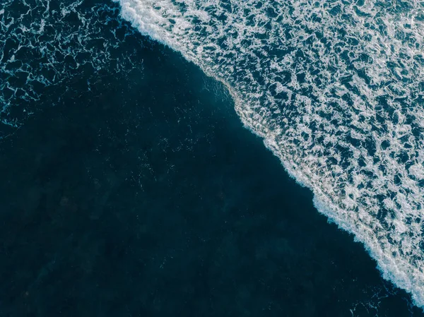 Havadan görünümü dron gelen dalgalar deniz çok güzel. Deniz su, deniz yüzeyi mavi renk stok görüntü. Üstten görünüm turkuaz dalgalar, temiz su yüzey dokusu üzerinde. Doğa arka plan şaşırtıcı üstten görünüm