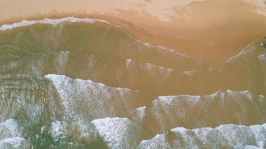 Havadan görünümü güzel deniz dalgaları, dron kum. Stok görüntü okyanus su, deniz yüzeyi, kum. Üstten görünüm turkuaz dalgalar, temiz su yüzey dokusu üzerinde. Doğa plaj arka plan şaşırtıcı üstten görünüm