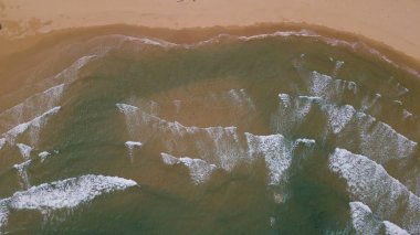 Havadan görünümü güzel deniz dalgaları, dron kum. Stok görüntü okyanus su, deniz yüzeyi, kum. Üstten görünüm turkuaz dalgalar, temiz su yüzey dokusu üzerinde. Doğa plaj arka plan şaşırtıcı üstten görünüm