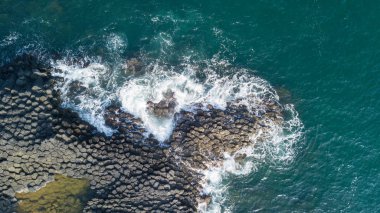 Vietnam doğal peyzaj. Phu yen, Vietnam özel taşlar, Ganh Da Dia Reef Stok görüntü rock yapmak büyük arazi. Havadan görünümü, Ganh Da Dia deniz inanılmaz bazalt causeway şekil ile en iyi görünümü