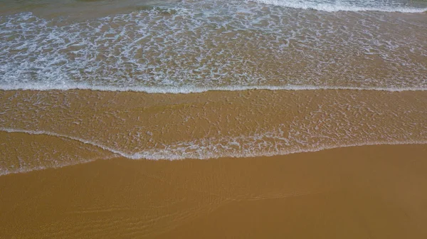 鸟美丽的海浪 无人机上的沙子 股票图像海水 在绿松石波的顶部视图 清晰的水面纹理 顶视图 令人惊叹的自然海滩背景 — 图库照片