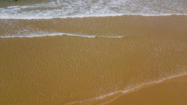 海の波 ドローンから砂の美しい眺め ストック イメージ海洋水 海の表面の砂 ターコイズ ブルーの波 澄んだ水表面テクスチャの平面図です 上面ビュー 素晴らしいビーチ — ストック写真