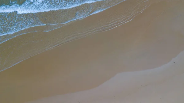 鸟美丽的海浪 无人机上的沙子 股票图像海水 在绿松石波的顶部视图 清晰的水面纹理 顶视图 令人惊叹的自然海滩背景 — 图库照片