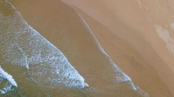 Luftaufnahme Wunderschön Von Meereswellen Sand Von Drohnen Archivbild Ozeanwasser Meeresoberfläche — Stockfoto