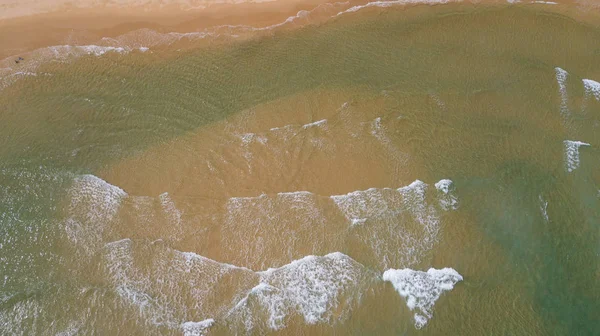 Luftaufnahme Wunderschön Von Meereswellen Sand Von Drohnen Archivbild Ozeanwasser Meeresoberfläche — Stockfoto