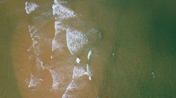 Luftaufnahme Wunderschön Von Meereswellen Sand Von Drohnen Archivbild Ozeanwasser Meeresoberfläche — Stockfoto