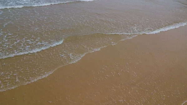 Havadan görünümü güzel deniz dalgaları, dron kum. Stok görüntü okyanus su, deniz yüzeyi, kum. Üstten görünüm turkuaz dalgalar, temiz su yüzey dokusu üzerinde. Doğa plaj arka plan şaşırtıcı üstten görünüm