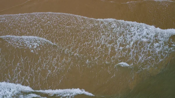 Luftaufnahme Wunderschön Von Meereswellen Sand Von Drohnen Archivbild Ozeanwasser Meeresoberfläche — Stockfoto