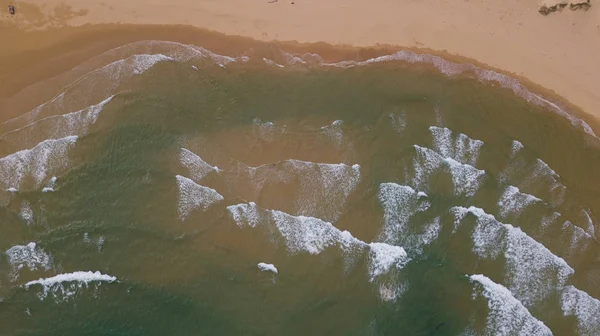Havadan görünümü güzel deniz dalgaları, dron kum. Stok görüntü okyanus su, deniz yüzeyi, kum. Üstten görünüm turkuaz dalgalar, temiz su yüzey dokusu üzerinde. Doğa plaj arka plan şaşırtıcı üstten görünüm