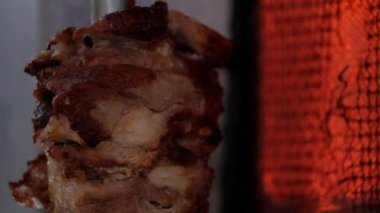 Geleneksel Türk yemekleri hünkar. Turnspit eğriltme kebap veya metal şiş kebap Restaurant üzerinde kebap. Shawarma et sandviç yapmadan önce kesilmiş. Yemek ve dönüm Shawarma et