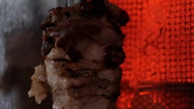 Geleneksel Türk yemekleri hünkar. Turnspit eğriltme kebap veya metal şiş kebap Restaurant üzerinde kebap. Shawarma et sandviç yapmadan önce kesilmiş. Yemek ve dönüm Shawarma et