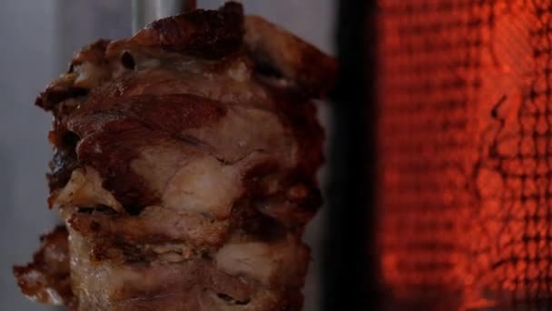 伝統的なトルコ料理ドネルケバブ Turnspit 傾斜料理ケバブやケバブ レストランで金属の焼串のケバブ Shawarma 肉サンドイッチを作る前にカットされています Shawarma 肉料理と回転 — ストック動画