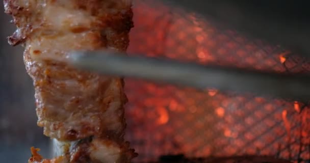 Traditionele Turkse Gerechten Döner Kebab Turnspit Scheeftrekken Kebap Kebab Metalen — Stockvideo