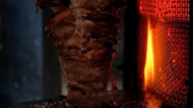 Geleneksel Türk yemekleri hünkar. Turnspit eğriltme kebap veya metal şiş kebap Restaurant üzerinde kebap. Shawarma et sandviç yapmadan önce kesilmiş. Yemek ve dönüm Shawarma et