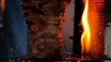 Geleneksel Türk yemekleri hünkar. Turnspit eğriltme kebap veya metal şiş kebap Restaurant üzerinde kebap. Shawarma et sandviç yapmadan önce kesilmiş. Yemek ve dönüm Shawarma et