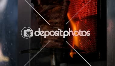 Geleneksel Türk yemekleri hünkar. Turnspit eğriltme kebap veya metal şiş kebap Restaurant üzerinde kebap. Shawarma et sandviç yapmadan önce kesilmiş. Yemek ve dönüm Shawarma et