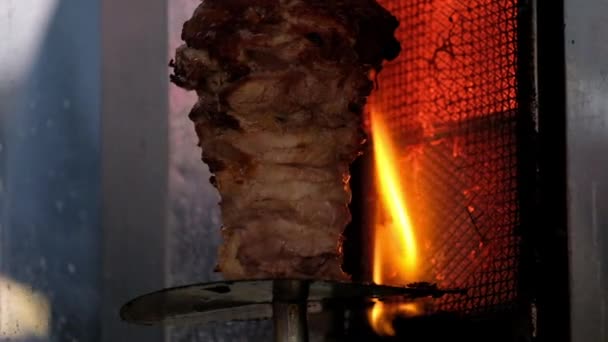 전통적인 Doner 케밥입니다 Turnspit 기울이기 Kebap 레스토랑에서 꼬치에 Shawarma 샌드위치를 — 비디오