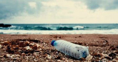 Çöp, plastik, çöp, şişe... sahilde çevre kirliliği. Lisanslı yüksek kaliteli ücretsiz stok video görüntüleri çöp kutusu, plastik şişe sahilde. Okyanus çevre kirli atık