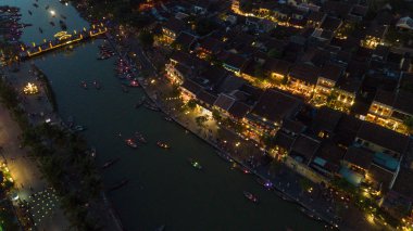 Hoi eski bir şehir havadan görünümü veya gece Hoian Antik şehirde. Hoai nehir ve tekne trafiği Hoi An. Hoi bir Caddesi ve gece ışık ile nehirde lisanslı yüksek kaliteli ücretsiz stok fotoğraf görüntü üstten görünüm