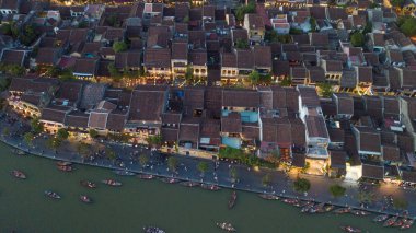 Hoi eski bir şehir havadan görünümü veya gece Hoian Antik şehirde. Hoai nehir ve tekne trafiği Hoi An. Hoi bir Caddesi ve gece ışık ile nehirde lisanslı yüksek kaliteli ücretsiz stok fotoğraf görüntü üstten görünüm