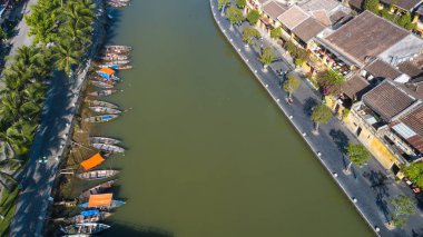 Havadan görünümü Hoi eski bir şehir veya Hoian antik kenti panoramik. Lisanslı yüksek kaliteli ücretsiz stok fotoğraf görüntü üstten görünüm ev, çatı, Hoi nehir bir şehir. Hoian şehir en popüler yer