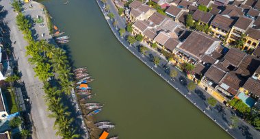 Havadan görünümü Hoi eski bir şehir veya Hoian antik kenti panoramik. Lisanslı yüksek kaliteli ücretsiz stok fotoğraf görüntü üstten görünüm ev, çatı, Hoi nehir bir şehir. Hoian şehir en popüler yer