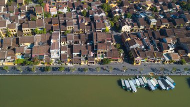 Havadan görünümü Hoi eski bir şehir veya Hoian antik kenti panoramik. Lisanslı yüksek kaliteli ücretsiz stok fotoğraf görüntü üstten görünüm ev, çatı, Hoi nehir bir şehir. Hoian şehir en popüler yer