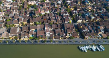 Havadan görünümü Hoi eski bir şehir veya Hoian antik kenti Panoraması. Lisanslı yüksek kaliteli ücretsiz stok fotoğraf görüntü üstten görünüm Hoai Nehri'nin ve trafik Hoi An. Hoi tekne bir en popüler seyahat Vietnam