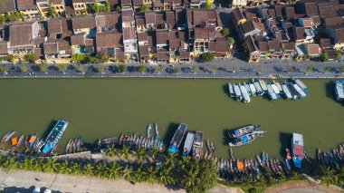 Havadan görünümü Hoi eski bir şehir veya Hoian antik kenti Panoraması. Lisanslı yüksek kaliteli ücretsiz stok fotoğraf görüntü üstten görünüm Hoai Nehri'nin ve trafik Hoi An. Hoi tekne bir en popüler seyahat Vietnam