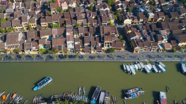 Havadan görünümü Hoi eski bir şehir veya Hoian antik kenti Panoraması. Lisanslı yüksek kaliteli ücretsiz stok fotoğraf görüntü üstten görünüm Hoai Nehri'nin ve trafik Hoi An. Hoi tekne bir en popüler seyahat Vietnam