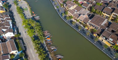 Havadan görünümü Hoi eski bir şehir veya Hoian antik kenti panoramik. Lisanslı yüksek kaliteli ücretsiz stok fotoğraf görüntü üstten görünüm ev, çatı, Hoi nehir bir şehir. Hoian şehir en popüler yer