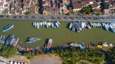 Havadan görünümü Hoi eski bir şehir veya Hoian antik kenti Panoraması. Lisanslı yüksek kaliteli ücretsiz stok fotoğraf görüntü üstten görünüm Hoai Nehri'nin ve trafik Hoi An. Hoi tekne bir en popüler seyahat Vietnam