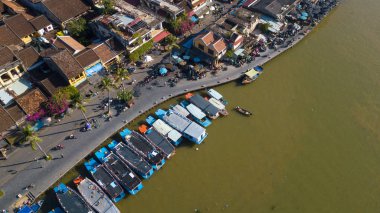 Havadan görünümü Hoi eski bir şehir veya Hoian antik kenti Panoraması. Lisanslı yüksek kaliteli ücretsiz stok fotoğraf görüntü üstten görünüm Hoai Nehri'nin ve trafik Hoi An. Hoi tekne bir en popüler seyahat Vietnam