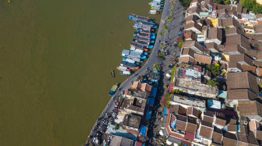 Havadan görünümü Hoi eski bir şehir veya Hoian antik kenti panoramik. Lisanslı yüksek kaliteli ücretsiz stok fotoğraf görüntü üstten görünüm ev, çatı, Hoi nehir bir şehir. Hoian şehir en popüler yer