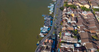 Havadan görünümü Hoi eski bir şehir veya Hoian antik kenti Panoraması. Lisanslı yüksek kaliteli ücretsiz stok fotoğraf görüntü üstten görünüm çatı street Hoi bir şehir yürüyüş. Hoian şehirdir UNESCO Dünya Miras Listesi