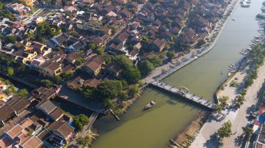 Havadan görünümü Hoi eski bir şehir veya Hoian antik kenti panoramik. Lisanslı yüksek kaliteli ücretsiz stok fotoğraf görüntü üstten görünüm ev, çatı, Hoi nehir bir şehir. Hoian şehir en popüler yer