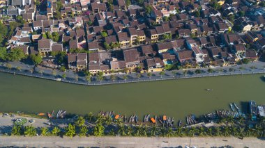 Havadan görünümü Hoi eski bir şehir veya Hoian antik kenti Panoraması. Lisanslı yüksek kaliteli ücretsiz stok fotoğraf görüntü üstten görünüm çatı street Hoi bir şehir yürüyüş. Hoian şehirdir UNESCO Dünya Miras Listesi