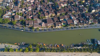 Havadan görünümü Hoi eski bir şehir veya Hoian antik kenti panoramik. Lisanslı yüksek kaliteli ücretsiz stok fotoğraf görüntü üstten görünüm ev, çatı, Hoi nehir bir şehir. Hoian şehir en popüler yer