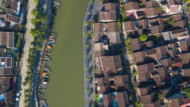 Havadan görünümü Hoi eski bir şehir veya Hoian antik kenti panoramik. Lisanslı yüksek kaliteli ücretsiz stok fotoğraf görüntü üstten görünüm ev, çatı, Hoi nehir bir şehir. Hoian şehir en popüler yer