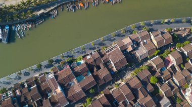 Havadan görünümü Hoi eski bir şehir veya Hoian antik kenti panoramik. Lisanslı yüksek kaliteli ücretsiz stok fotoğraf görüntü üstten görünüm ev, çatı, Hoi nehir bir şehir. Hoian şehir en popüler yer