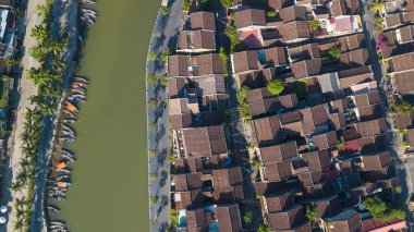 Havadan görünümü Hoi eski bir şehir veya Hoian antik kenti panoramik. Lisanslı yüksek kaliteli ücretsiz stok fotoğraf görüntü üstten görünüm ev, çatı, Hoi nehir bir şehir. Hoian şehir en popüler yer