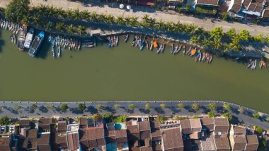 Havadan görünümü Hoi eski bir şehir veya Hoian antik kenti Panoraması. Lisanslı yüksek kaliteli ücretsiz stok fotoğraf görüntü üstten görünüm Hoai Nehri'nin ve trafik Hoi An. Hoi tekne bir en popüler seyahat Vietnam