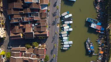 Havadan görünümü Hoi eski bir şehir veya Hoian antik kenti Panoraması. Lisanslı yüksek kaliteli ücretsiz stok fotoğraf görüntü üstten görünüm Hoai Nehri'nin ve trafik Hoi An. Hoi tekne bir en popüler seyahat Vietnam