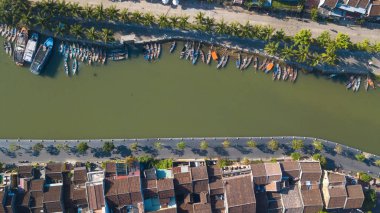 Havadan görünümü Hoi eski bir şehir veya Hoian antik kenti Panoraması. Lisanslı yüksek kaliteli ücretsiz stok fotoğraf görüntü üstten görünüm çatı street Hoi bir şehir yürüyüş. Hoian şehirdir UNESCO Dünya Miras Listesi