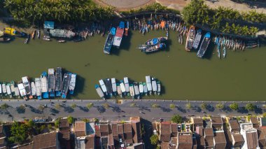 Havadan görünümü Hoi eski bir şehir veya Hoian antik kenti Panoraması. Lisanslı yüksek kaliteli ücretsiz stok fotoğraf görüntü üstten görünüm Hoai Nehri'nin ve trafik Hoi An. Hoi tekne bir en popüler seyahat Vietnam
