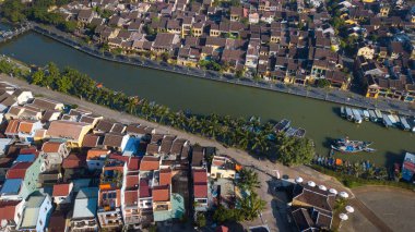 Havadan görünümü Hoi eski bir şehir veya Hoian antik kenti Panoraması. Lisanslı yüksek kaliteli ücretsiz stok fotoğraf görüntü üstten görünüm çatı street Hoi bir şehir yürüyüş. Hoian şehirdir UNESCO Dünya Miras Listesi