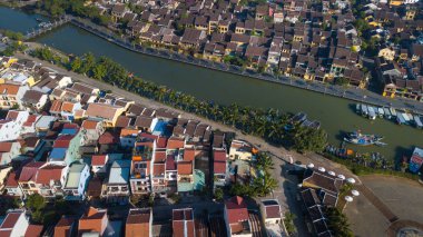 Havadan görünümü Hoi eski bir şehir veya Hoian antik kenti panoramik. Lisanslı yüksek kaliteli ücretsiz stok fotoğraf görüntü üstten görünüm ev, çatı, Hoi nehir bir şehir. Hoian şehir en popüler yer