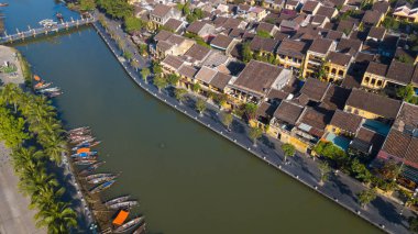 Havadan görünümü Hoi eski bir şehir veya Hoian antik kenti panoramik. Lisanslı yüksek kaliteli ücretsiz stok fotoğraf görüntü üstten görünüm ev, çatı, Hoi nehir bir şehir. Hoian şehir en popüler yer