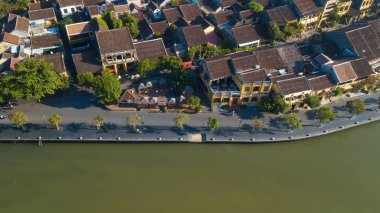 Havadan görünümü Hoi eski bir şehir veya Hoian antik kenti panoramik. Lisanslı yüksek kaliteli ücretsiz stok fotoğraf görüntü üstten görünüm ev, çatı, Hoi nehir bir şehir. Hoian şehir en popüler yer